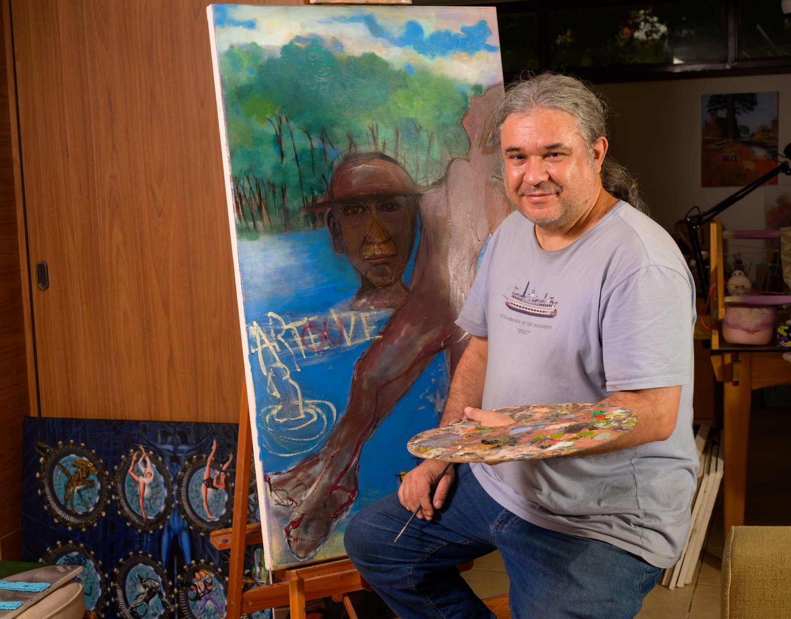 O Ateliê Burk’Arte é um estúdio de arte e música dedicado ao desenvolvimento de habilidades artísticas, à formação criativa e à experimentação em diferentes linguagens visuais e sonoras. 

 O espaço teve origem com a artista plástica Judith Plentz, quando ele ainda chamava-se: ‘Judith Plentz & Artistas’, configurando-se assim a primeira fase do ateliê, foi inaugurado em 28 de agosto de 2013.

 Em 30 de julho de 2014, o ateliê passa a ser conduzido pelo artista visual Gustavo Burkhart, iniciando uma nova fase como: Ateliê Burk’Arte. Desde a sua fundação, o espaço conta com salas destinadas a aulas, oficinas e práticas artísticas, com expansão gradual de suas atividades e propostas pedagógicas. Ao longo dos anos, o ateliê se consolidou como um ambiente de ensino, criação e trocas artísticas, reunindo diferentes professores, artistas e colaboradores.

​ Sua trajetória é marcada por formações de equipe variadas, oficinas e projetos que envolveram artistas de diferentes áreas como pintura, desenho, ilustração, música, moda, arte terapêutica, tai chi chuan, cartoon e técnicas experimentais.

 Entre os primeiros integrantes estiveram artistas como Judith Plentz, Gustavo Burkhart e Sabine Castro, posteriormente foi chegando professores novos como: Jane Milman, ampliando o repertório técnico do espaço, por um breve período.

​ A partir de 2015, o ateliê têm o seu time mudado completamente, permanecendo o Gustavo, que passa a integra sua Sócia: Emanuele de Quadros ao time, como artista, designer e professora, fortalecendo a atuação administrativa, pedagógica e curatorial do espaço ao lado de Gustavo Burkhart.

​ Posteriormente, integra ao time do Ateliê, o professor Marcos Pinto, de Cartoon, Mangá, Anime e Histórias em Quadrinhos, sempre lotando suas turmas aos sábados.

​ Nos anos seguintes, o Ateliê Burk’Arte se expande com oficinas e cursos ministrados por diferentes artistas convidados, consolidando uma programação ativa de formação artística. Em 2017, a equipe se diversifica com a atuação de professores em áreas como desenho, pintura, música, moda, dança e ilustração, ampliando o alcance formativo do ateliê.

​ Em 2019, o espaço recebeu artistas como Eron Teixeira, e Cassiano Sottomaior. Os cursos mais atuantes nesse período são: "Cartoon, Mangá, e Anime", com Marcos Pinto, e "Pintura com modelo vivo" (com ênfase no Barroco), com Cassiano Sottomaior, consolidando-se também com projetos de exposições, e colaborações com parceiros culturais, e instituições independentes.

​ O período de 2020 trouxe adaptações devido à pandemia, com suspensão temporária das atividades presenciais e migração parcial para aulas online, mantendo o funcionamento do ateliê com protocolos de segurança e readequação do espaço.

​ Em 2021, o ateliê formaliza sua estrutura jurídica como MEI, sob responsabilidade de Emanuele de Quadros, ampliando também a sua atuação em comércio e organização de materiais artísticos. O espaço retoma progressivamente suas atividades presenciais, mantendo uma equipe reduzida durante o período de transição.

​ Em 2022, o ateliê retoma plenamente suas atividades presenciais, incluindo aulas de pintura a óleo com o professor Gustavo Schossler, além de novas exposições e parcerias institucionais, como a associação ao Instituto Chico Lisboa, reforçando sua inserção no circuito artístico de Porto Alegre. Quem permanece são os fiéis escudeiros do ateliê: Gustavo Burkhart, Emanuele Quadros e Marcos Pinto.

​ Em 2025, o ateliê torna-se associado ao Instituto Zoravia Bettiol, integrando o programa “Amigos do Instituto”, fortalecendo seu vínculo com o circuito artístico e cultural. ​No mesmo ano, Emanuele de Quadros conclui o curso de MBA em Curadoria, Museologia e Gestão de Exposições, pela Universidade Estácio, ampliando sua atuação no campo curatorial e na gestão de projetos expositivos.

​ Ao longo de sua trajetória, o Ateliê Burk’Arte construiu-se como um espaço familiar, de convivência artística e formação contínua, reunindo ensino, produção, exposições e pesquisa em artes visuais e música. Atualmente, o ateliê segue em atividade, aberto a novas parcerias, cursos e projetos, mantendo sua essência de espaço vivo de criação, aprendizado e troca artística.